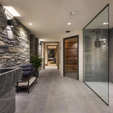 Reflections Refined Lakeside Chalet Scenic Apartment *